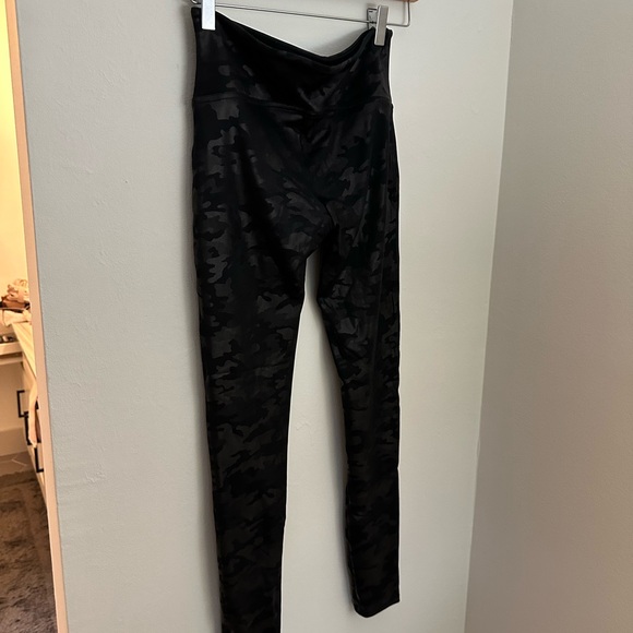 SPANX camo leggings black medium - Picture 5 of 8